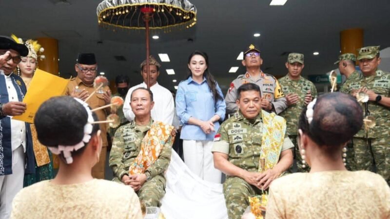 Wakil ketua satgas PKH, Letnan Jenderal Richard Tampubolon tiba di Kota Ternate. Kedatangannya juga di sambut Gubernur Maluku Utara Sherly Tjoanda. || dok : Humas/Adpim Malut