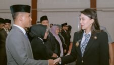 Kepala Bagian Materi dan Komunikasi Pimpinan (MKP) Biro Administrasi Pimpinan (Adpim) Setda Provinsi Maluku Utara, Ailan Gorahe saat dilantik Gubernur Maluku Utara Sherly Tjoanda Laos. || dok : Ilham/Kasedata