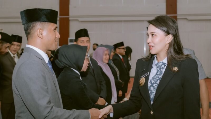 Kepala Bagian Materi dan Komunikasi Pimpinan (MKP) Biro Administrasi Pimpinan (Adpim) Setda Provinsi Maluku Utara, Ailan Gorahe saat dilantik Gubernur Maluku Utara Sherly Tjoanda Laos. || dok : Ilham/Kasedata