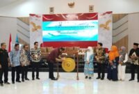 Bupati Halsel saat memukul gendang sebagai tanda dimulainya Simposium Halmahera Selatan [doc: Ridal/Kasedata]