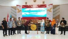 Bupati Halsel saat memukul gendang sebagai tanda dimulainya Simposium Halmahera Selatan [doc: Ridal/Kasedata]