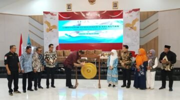 Bupati Halsel saat memukul gendang sebagai tanda dimulainya Simposium Halmahera Selatan [doc: Ridal/Kasedata]