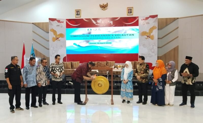 Bupati Halsel saat memukul gendang sebagai tanda dimulainya Simposium Halmahera Selatan [doc: Ridal/Kasedata]