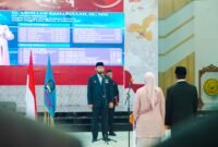 Bupati Hasan Ali Bassam Kasuba, saat melantik Abdillah Kamarullah sebagai Sekda  Halmahera Selatan [dok : ridal/kasedata]