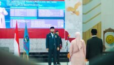 Bupati Hasan Ali Bassam Kasuba, saat melantik Abdillah Kamarullah sebagai Sekda  Halmahera Selatan [dok : ridal/kasedata]