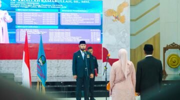 Bupati Hasan Ali Bassam Kasuba, saat melantik Abdillah Kamarullah sebagai Sekda  Halmahera Selatan [dok : ridal/kasedata]