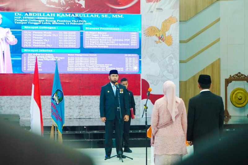 Bupati Hasan Ali Bassam Kasuba, saat melantik Abdillah Kamarullah sebagai Sekda  Halmahera Selatan [dok : ridal/kasedata]