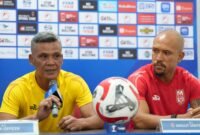 Pelatih bersama kapten tim Malut United saat menggelar konferensi pers jelang laga melawan Dewa United [Foto : official malutunited] 