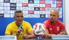 Pelatih bersama kapten tim Malut United saat menggelar konferensi pers jelang laga melawan Dewa United [Foto : official malutunited] 