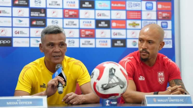 Pelatih bersama kapten tim Malut United saat menggelar konferensi pers jelang laga melawan Dewa United [Foto : official malutunited] 