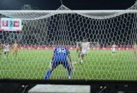 Eksekusi penalti oleh David Da Silva dalam laga melawan Dewa United Fc [Foto : official malutunited]