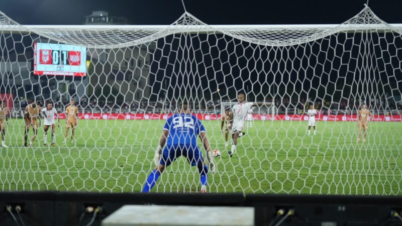 Eksekusi penalti oleh David Da Silva dalam laga melawan Dewa United Fc [Foto : official malutunited]