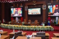 Wakil Gubernur, H. Sarbin Sehe saat menyampaikan enam Rancangan Peraturan Daerah (Ranperda) ke Dewan Perwakilan Rakyat Daerah (DPRD) dalam rapat paripurna. || dok : Humas/Adpim Malut