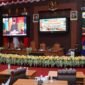 Wakil Gubernur, H. Sarbin Sehe saat menyampaikan enam Rancangan Peraturan Daerah (Ranperda) ke Dewan Perwakilan Rakyat Daerah (DPRD) dalam rapat paripurna. || dok : Humas/Adpim Malut