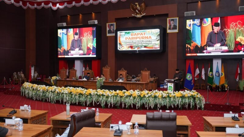Wakil Gubernur, H. Sarbin Sehe saat menyampaikan enam Rancangan Peraturan Daerah (Ranperda) ke Dewan Perwakilan Rakyat Daerah (DPRD) dalam rapat paripurna. || dok : Humas/Adpim Malut