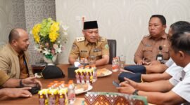 Wakil Gubernur Maluku Utara, H. Sarbin Sehe, saat memimpin Rapat Koordinasi (Rakor) tindak lanjut penanganan pascagempa di Kecamatan Batang Dua, Kota Ternate. || dok : Humas/Adpim Malut