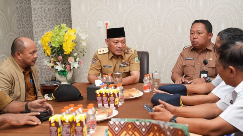 Wakil Gubernur Maluku Utara, H. Sarbin Sehe, saat memimpin Rapat Koordinasi (Rakor) tindak lanjut penanganan pascagempa di Kecamatan Batang Dua, Kota Ternate. || dok : Humas/Adpim Malut