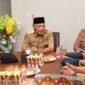 Wakil Gubernur Maluku Utara, H. Sarbin Sehe, saat memimpin Rapat Koordinasi (Rakor) tindak lanjut penanganan pascagempa di Kecamatan Batang Dua, Kota Ternate. || dok : Humas/Adpim Malut