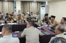 Wakil Gubernur Malut, H. Sarbin Sehe didampingi Sekda Samsudin Abd. Kadir memimpin rapat tindak lanjut penanganan lahan eks HGB 03 milik PT Darco dan Modul Timber. || dok : Humas/Adpim Malut