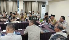 Wakil Gubernur Malut, H. Sarbin Sehe didampingi Sekda Samsudin Abd. Kadir memimpin rapat tindak lanjut penanganan lahan eks HGB 03 milik PT Darco dan Modul Timber. || dok : Humas/Adpim Malut