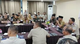 Wakil Gubernur Malut, H. Sarbin Sehe didampingi Sekda Samsudin Abd. Kadir memimpin rapat tindak lanjut penanganan lahan eks HGB 03 milik PT Darco dan Modul Timber. || dok : Humas/Adpim Malut