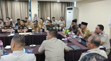 Wakil Gubernur Malut, H. Sarbin Sehe didampingi Sekda Samsudin Abd. Kadir memimpin rapat tindak lanjut penanganan lahan eks HGB 03 milik PT Darco dan Modul Timber. || dok : Humas/Adpim Malut
