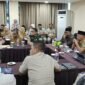 Wakil Gubernur Malut, H. Sarbin Sehe didampingi Sekda Samsudin Abd. Kadir memimpin rapat tindak lanjut penanganan lahan eks HGB 03 milik PT Darco dan Modul Timber. || dok : Humas/Adpim Malut