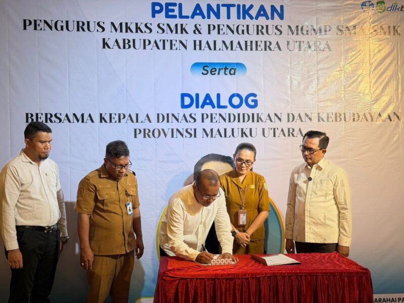 Kepala Dinas Pendidikan dan Kebudayaan (Kadikbud) Provinsi Maluku Utara, Abubakar Abdullah saat menghadiri acara pelantikan pengurus MKKS dan MGMP se-Kabupaten Halmahera Utara. || dok : Daffa/Dikbud Malut