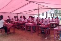 Siswa SMA Negeri 11 Kota Ternate tampak mengikuti ujian di tenda pengungsian. || dok : Ilham/Adpim Malut