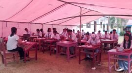 Siswa SMA Negeri 11 Kota Ternate tampak mengikuti ujian di tenda pengungsian. || dok : Ilham/Adpim Malut