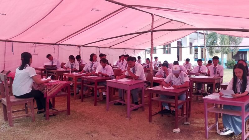 Siswa SMA Negeri 11 Kota Ternate tampak mengikuti ujian di tenda pengungsian. || dok : Ilham/Adpim Malut