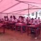 Siswa SMA Negeri 11 Kota Ternate tampak mengikuti ujian di tenda pengungsian. || dok : Ilham/Adpim Malut