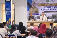 Kepala Dinas Pendidikan dan Kebudayaan Maluku Utara, Abubakar Abdullah saat menyampaikan arahannya dalam kegiatan orientasi dan pendalaman tugas kepada puluhan kepala sekolah SMA, SMK dan kepala SLB. || dok : Ilham/Kasedata