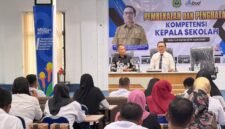 Kepala Dinas Pendidikan dan Kebudayaan Maluku Utara, Abubakar Abdullah saat menyampaikan arahannya dalam kegiatan orientasi dan pendalaman tugas kepada puluhan kepala sekolah SMA, SMK dan kepala SLB. || dok : Ilham/Kasedata