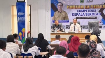 Kepala Dinas Pendidikan dan Kebudayaan Maluku Utara, Abubakar Abdullah saat menyampaikan arahannya dalam kegiatan orientasi dan pendalaman tugas kepada puluhan kepala sekolah SMA, SMK dan kepala SLB. || dok : Ilham/Kasedata