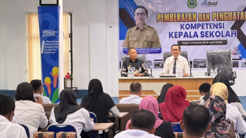Kepala Dinas Pendidikan dan Kebudayaan Maluku Utara, Abubakar Abdullah saat menyampaikan arahannya dalam kegiatan orientasi dan pendalaman tugas kepada puluhan kepala sekolah SMA, SMK dan kepala SLB. || dok : Ilham/Kasedata