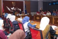 Sekda Maluku Utara, Samsuddin A. Kadir saat menghadiri kegiatan sosialisasi survei kepuasan masyarakat (SKM) online serta pemantauan dan evaluasi kinerja penyelenggaraan pelayanan publik (PEKPPP) Tahun 2026. || dok : Ilham/Adpim Malut