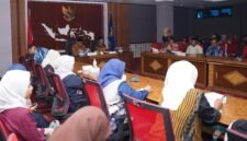 Sekda Maluku Utara, Samsuddin A. Kadir saat menghadiri kegiatan sosialisasi survei kepuasan masyarakat (SKM) online serta pemantauan dan evaluasi kinerja penyelenggaraan pelayanan publik (PEKPPP) Tahun 2026. || dok : Ilham/Adpim Malut