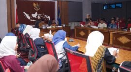 Sekda Maluku Utara, Samsuddin A. Kadir saat menghadiri kegiatan sosialisasi survei kepuasan masyarakat (SKM) online serta pemantauan dan evaluasi kinerja penyelenggaraan pelayanan publik (PEKPPP) Tahun 2026. || dok : Ilham/Adpim Malut