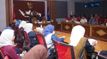 Sekda Maluku Utara, Samsuddin A. Kadir saat menghadiri kegiatan sosialisasi survei kepuasan masyarakat (SKM) online serta pemantauan dan evaluasi kinerja penyelenggaraan pelayanan publik (PEKPPP) Tahun 2026. || dok : Ilham/Adpim Malut