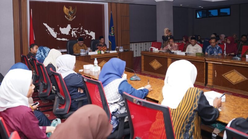 Sekda Maluku Utara, Samsuddin A. Kadir saat menghadiri kegiatan sosialisasi survei kepuasan masyarakat (SKM) online serta pemantauan dan evaluasi kinerja penyelenggaraan pelayanan publik (PEKPPP) Tahun 2026. || dok : Ilham/Adpim Malut
