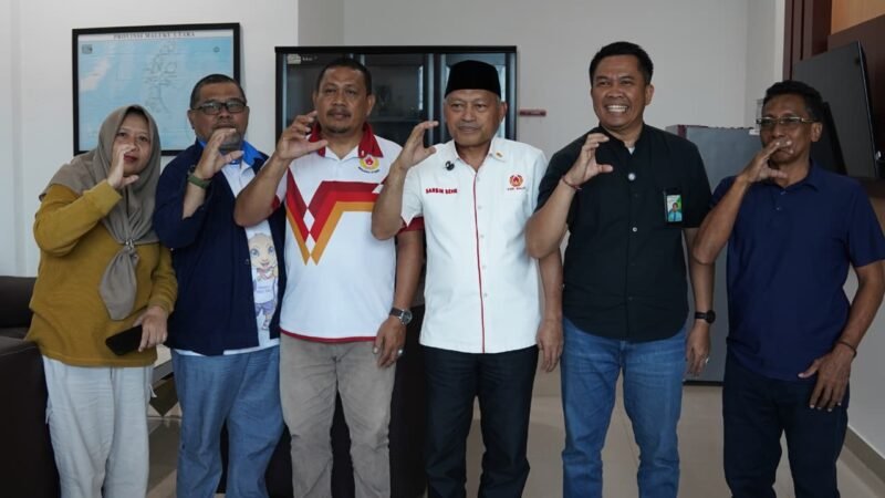 Ketua KONI Malut didampingi jajaran pengurus bersama Kepala BPJS Ketenagakerjaan Cabang Ternate. || dok : Humas/Adpim Malut