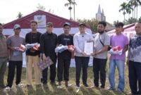 Kadikbud Malut Abubakar Abdullah menyerahkan secara simbolik sejumlah bantuan kepada siswa yang terdampak bencana. || dok : Daffa/Kasedata