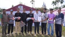 Kadikbud Malut Abubakar Abdullah menyerahkan secara simbolik sejumlah bantuan kepada siswa yang terdampak bencana. || dok : Daffa/Kasedata