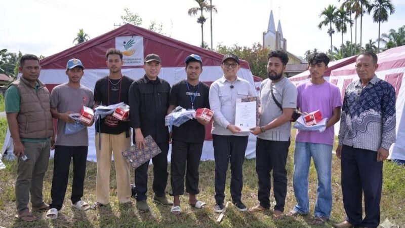 Kadikbud Malut Abubakar Abdullah menyerahkan secara simbolik sejumlah bantuan kepada siswa yang terdampak bencana. || dok : Daffa/Kasedata