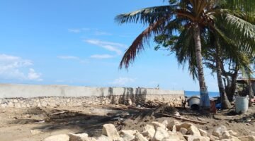 Kondisi proyek pembangunan talud pantai di Desa Samat, Kecamatan Gane Barat Utara, Kabupaten Halmahera Selatan. || dok : Ridal/Kasedata