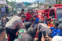 Proses evakuasi korban kebakaran oleh petugas di Kelurahan Kalumata, Kota Ternate