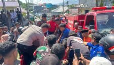 Proses evakuasi korban kebakaran oleh petugas di Kelurahan Kalumata, Kota Ternate