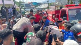 Proses evakuasi korban kebakaran oleh petugas di Kelurahan Kalumata, Kota Ternate