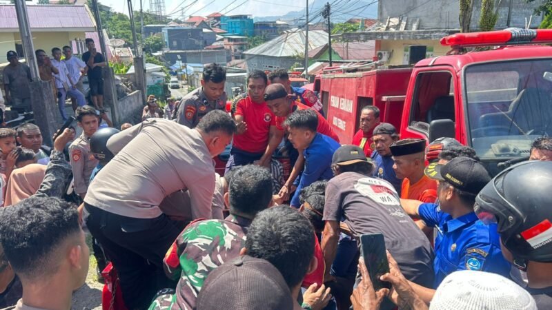 Proses evakuasi korban kebakaran oleh petugas di Kelurahan Kalumata, Kota Ternate